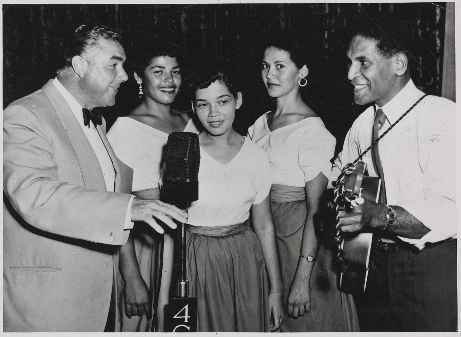 Terry Dear during a rehearsal with The Reading Sisters (Dulcie, Phronsie and Wilma) and their uncle (and brother of singer Georgia Lee), guitarist Walter Pitt.