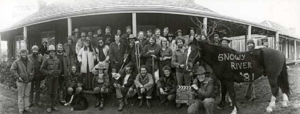 Panoramic shot of the cast and crew from the film including a horse with 