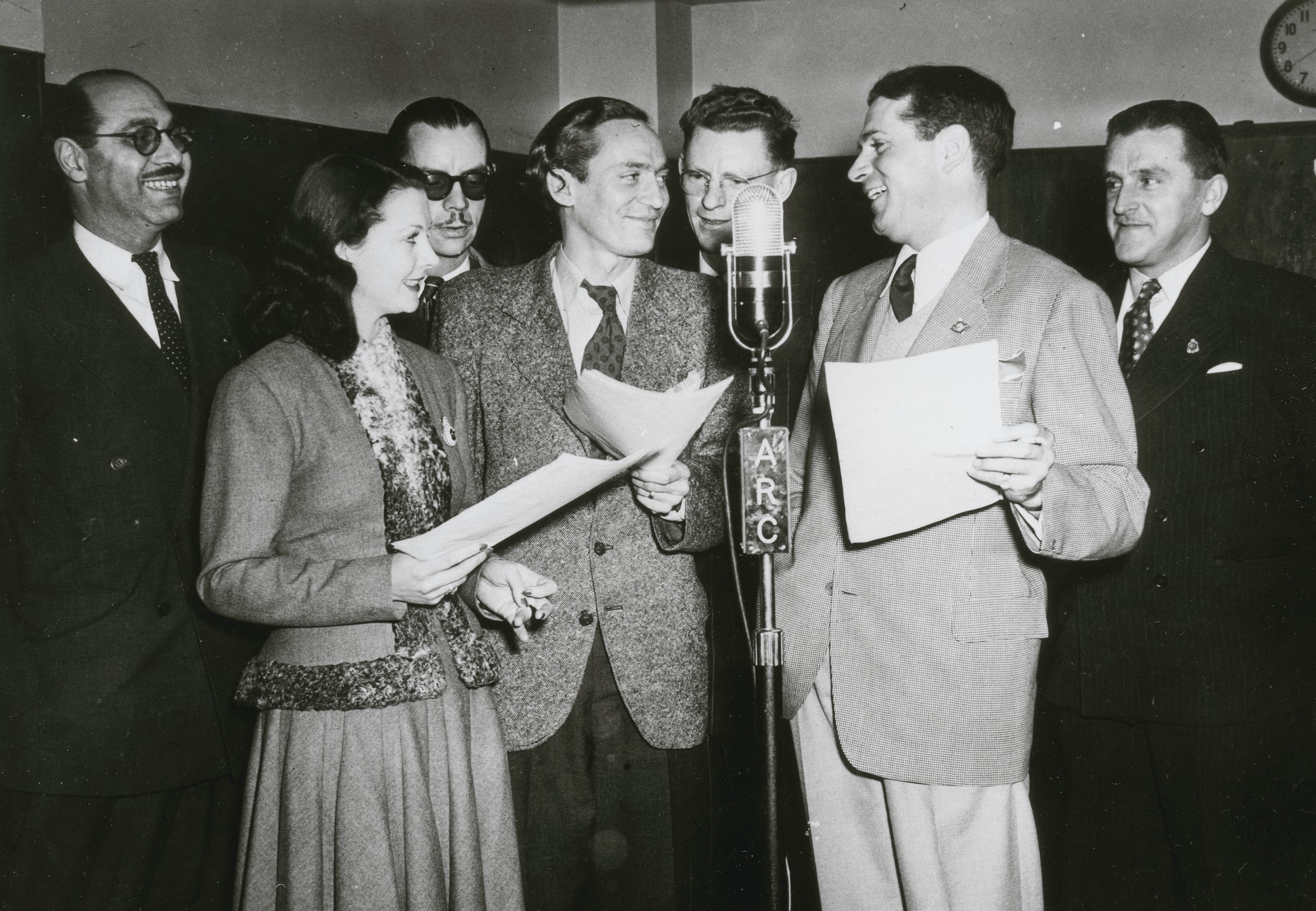 Peter Finch pictured with Vivien Leigh and Sir Laurence Olivier, 1948.
