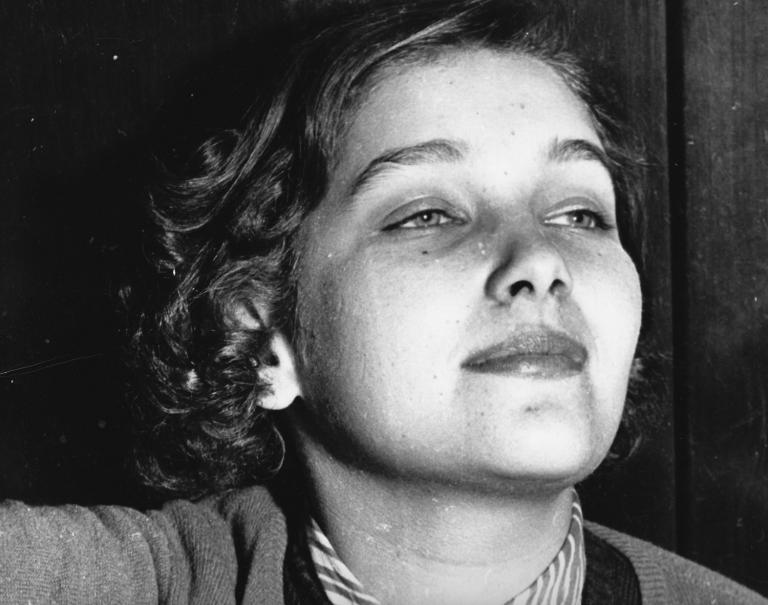 A young Lillian Roxon looks off into the distance.