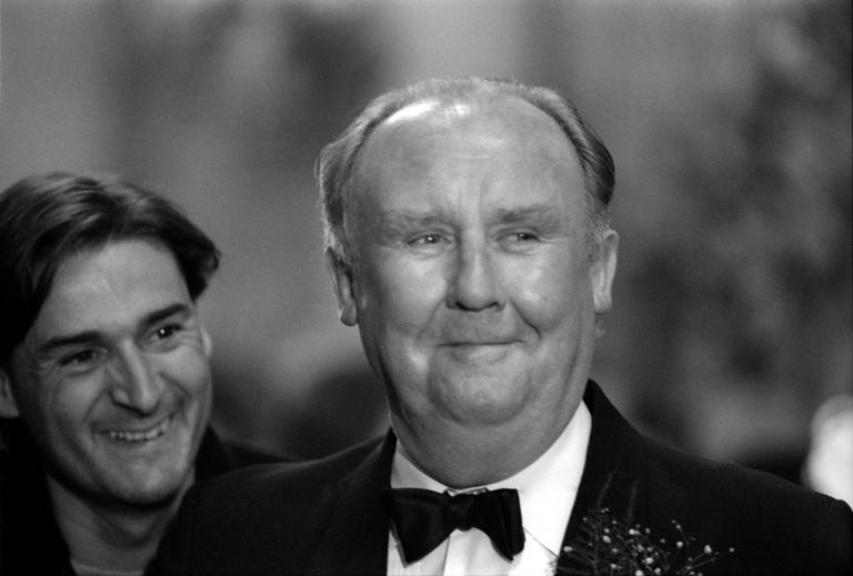 Bill Hunter as Muriel's father 