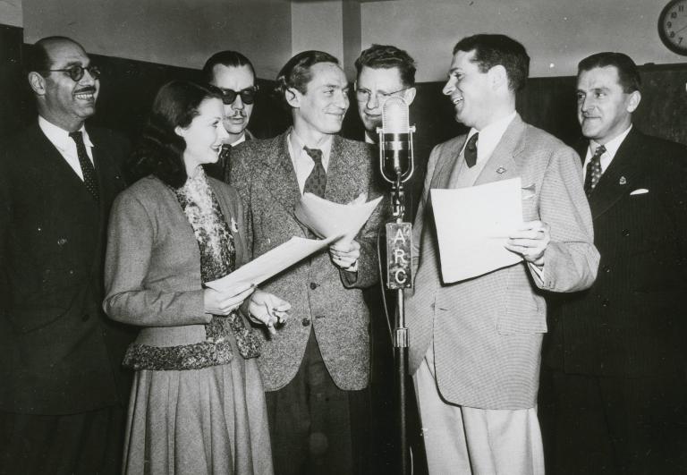 Peter Finch pictured with Vivien Leigh and Sir Laurence Olivier, 1948.