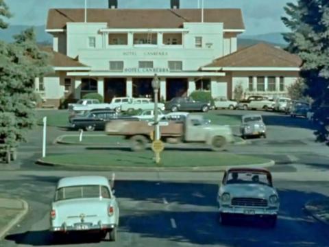 Cars on the roundabout outside the Hotel Canberra in 1959