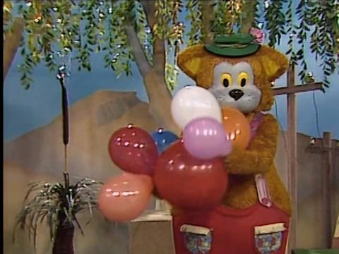 Fat Cat dancing with balloons