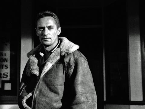 Film still from The Shiralee featuring Peter Finch.