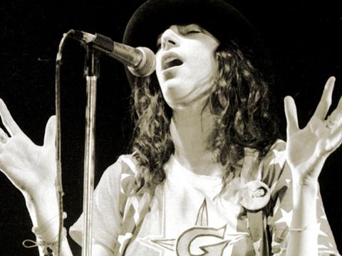 Patti Smith sings into a microphone.