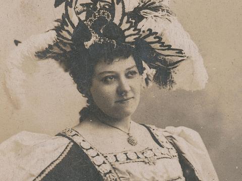 Florrie Forde wearing a large feathered hat.