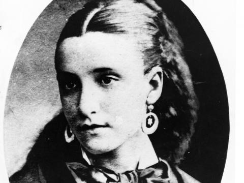 Head portrait of a young Nellie Melba.