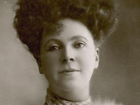 Head and shoulders sepia photo of Ada Crossley.