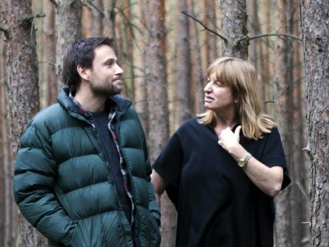 Director Cate Shortland talks with actor Max Riemelt.