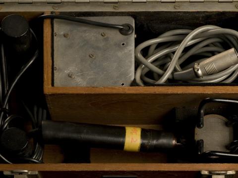 BBC L2 hand held electric lip microphone with mouth rest in wooden case