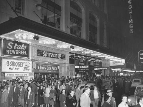 Crowds of people outside the State Theatre in Sydney for a nighttime screening of A Town Like Alice in 1956