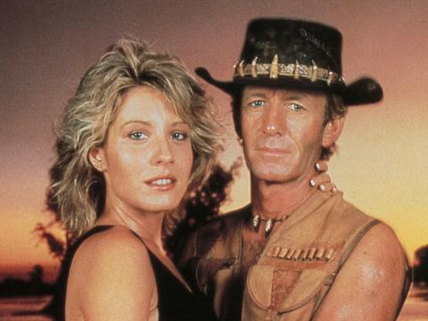 Linda Kozlowski as Sue Charlton and Paul Hogan's Mick 'Crocodile’ Dundee looking at the camera