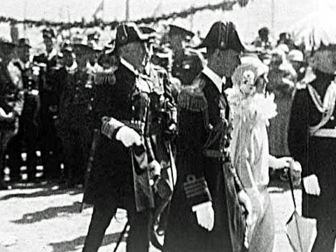 Duke and Duchess of York arrive at Farm Cove in 1927.