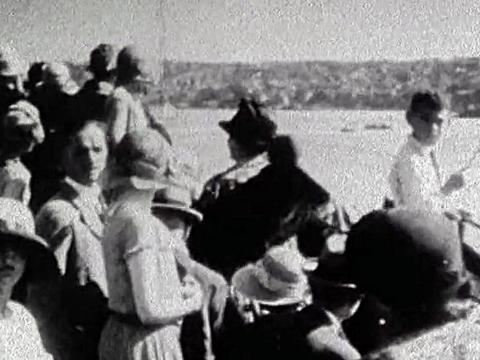 Crowds in Sydney harbour welcoming the Duke and Duchess of York as they arrive by ship in 1927