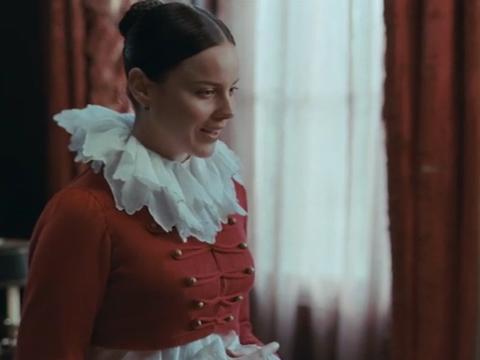 Fanny Brawne (Abbie Cornish) wearing a frilled white collar and smiling