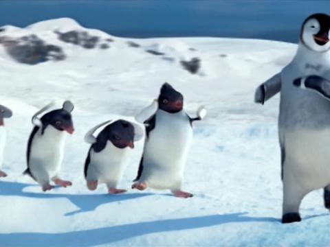 Mumble (Elijah Wood) leads a group of penguins dancing