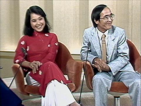 Vietnamese refugees Ai Minh Nguyen and Tien Nguyen sit in a studio.