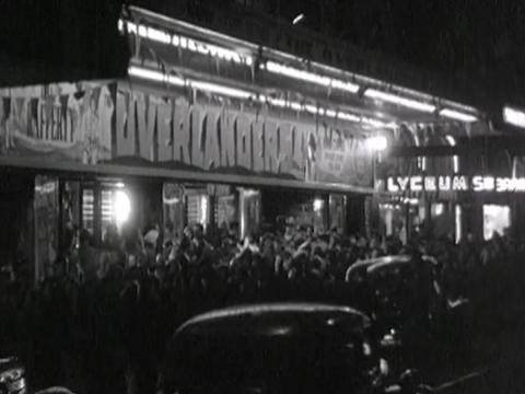 Crowds line the streets outside the Lyceum Theatre in Sydney for the film premiere of The Overlanders in 1946