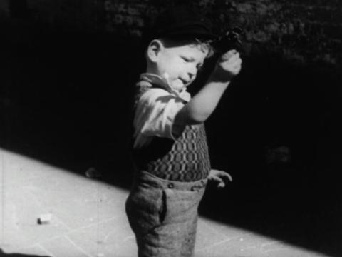 A young boy stands in a Sydney street in 1939