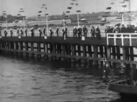 St Kilda pier in 1901. Flags fly and people gather waiting or the Duke and Duchess of York (later George V and Queen Mary) to arrive