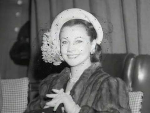 Vivien Leigh smiles for the newsreel cameras at a flower show in Sydney, 1948