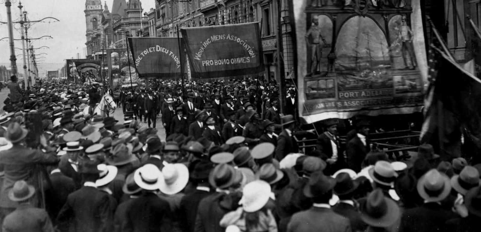 A crowd lines the street watching a trade union procession in Adelaide in 1918.