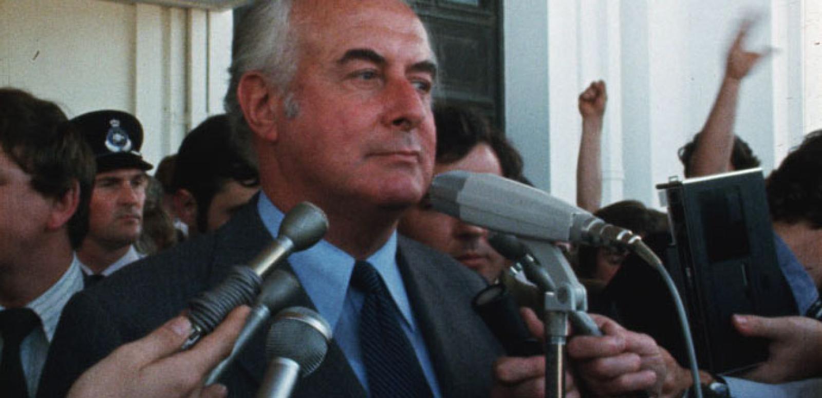 Gough Whitlam addressing a crowd of media and supporters on the steps of Parliament House.