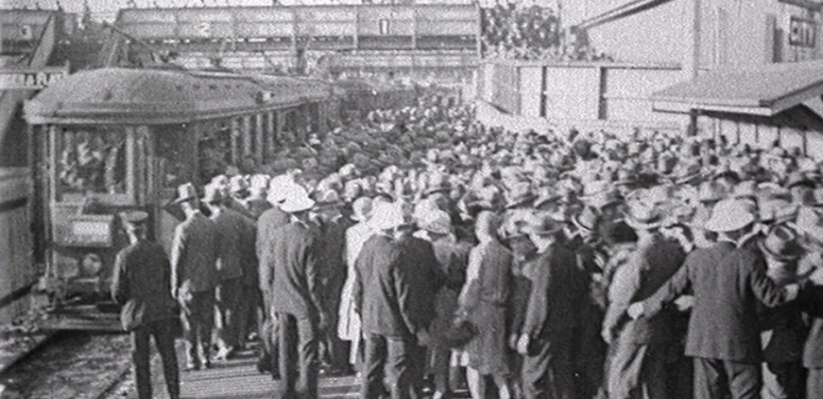 Large crowds depart Randwick Racecourse FRAME CAPTURE