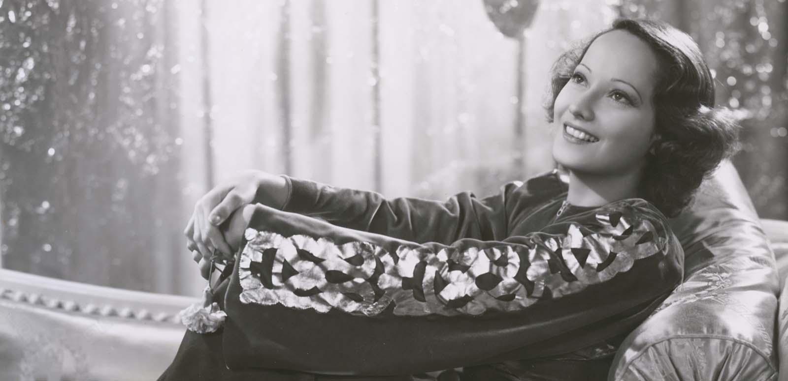 merle oberon_1600x775 Merle Oberon reclining on a chaise longue