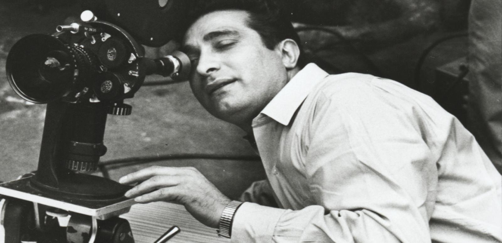 Giorgio Mangiamele looking into a movie camera, circa 1950s