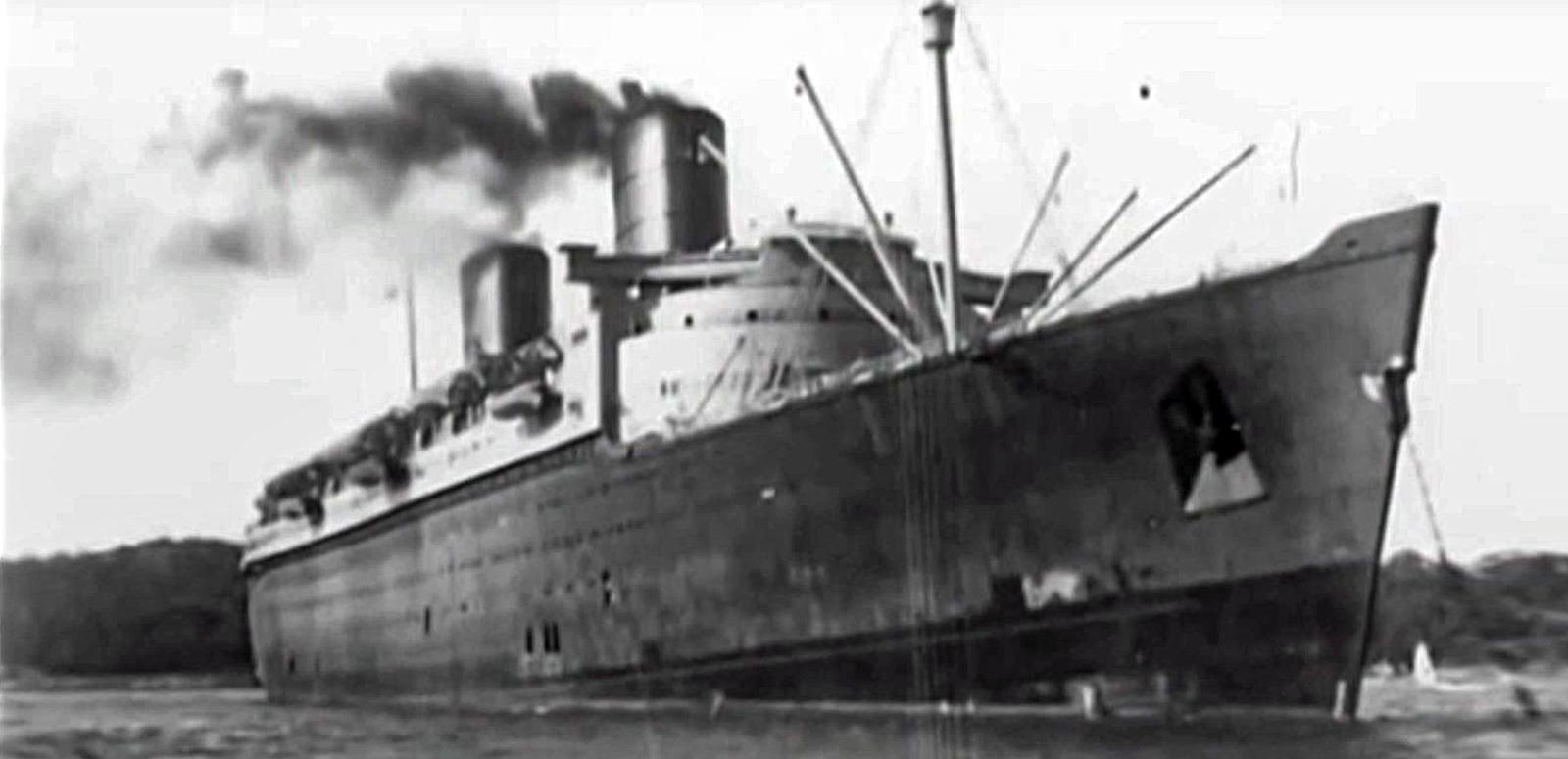 RMS Queen Mary in Sydney Harbour, circa 1940