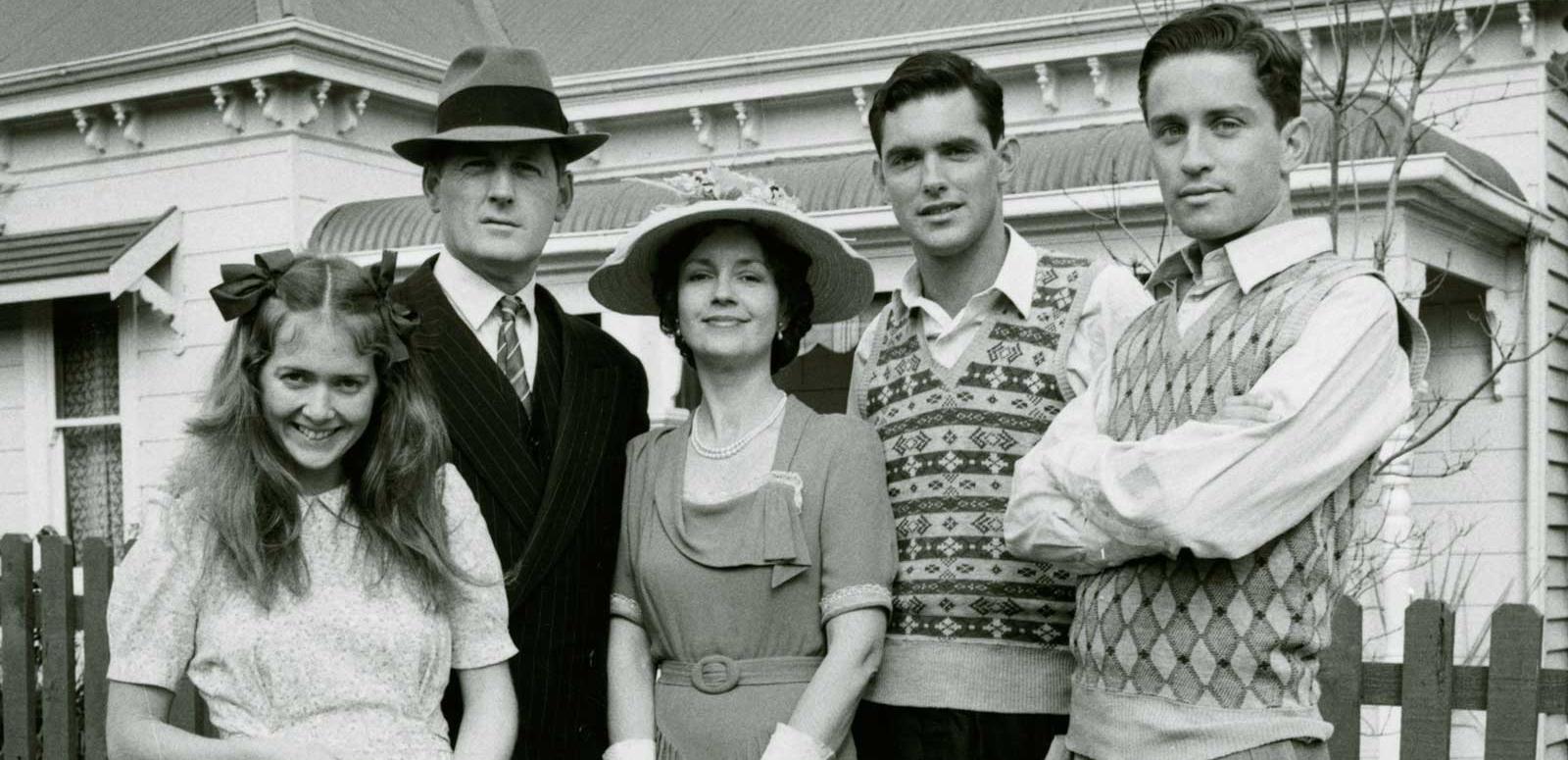 Cast of The Sullivans Main cast of television show The Sullivans. Susan Hannaford (Kitty), Paul Cronin (Dave), Lorraine Bayly (Grace), Andrew McFarlane (John), Steven Tandy (Tom) and Richard Morgan (Terry).