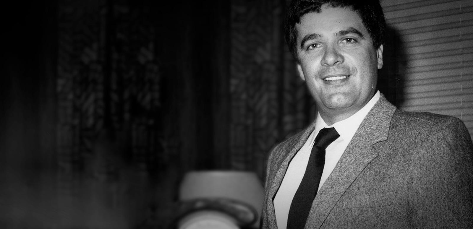 Head and shoulders shot of Simon Townsend wearing a suit and tie and smiling directly at camera.