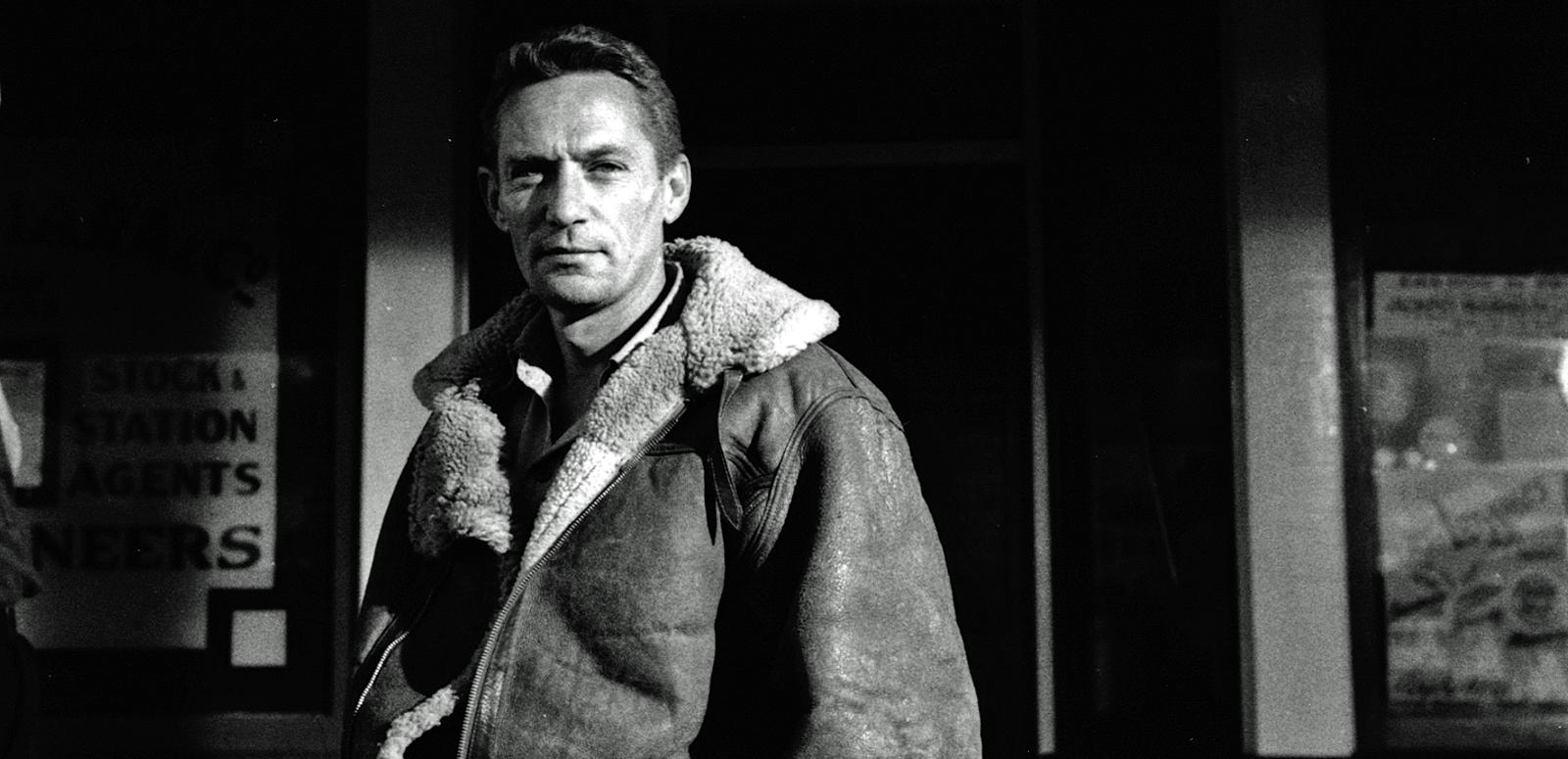 Peter Finch blog hero image Film still from The Shiralee featuring Peter Finch.