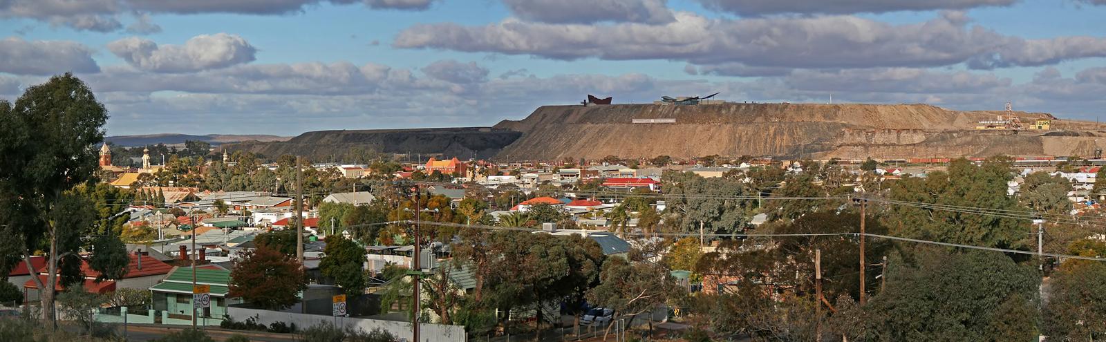 Wide angle view of the township of Broken Hill, in the distance is a mining facility.