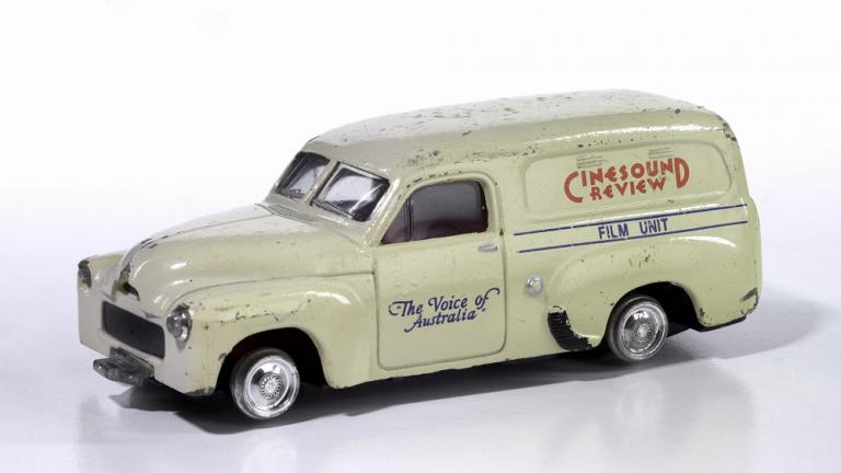 Trax die cast model of Cinesound News van Trax die cast scale model of cream coloured Cinesound News van