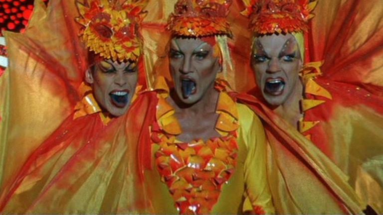 Guy Pearce, Terence Stamp and Hugo Weaving in frilled-neck lizard costumes.