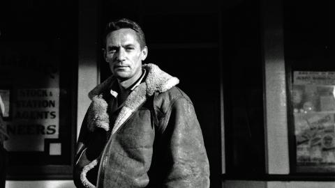 Film still from The Shiralee featuring Peter Finch.